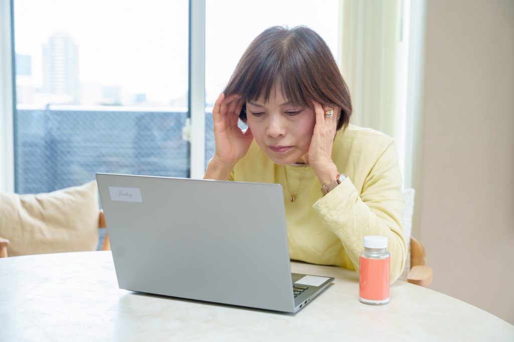 悪質なデータ復旧業者のトラブルに巻き込まれた女性