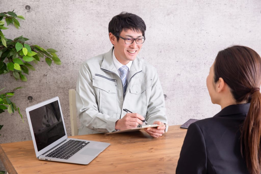 HDDが認識しないためデータ復旧専門業者に相談している様子