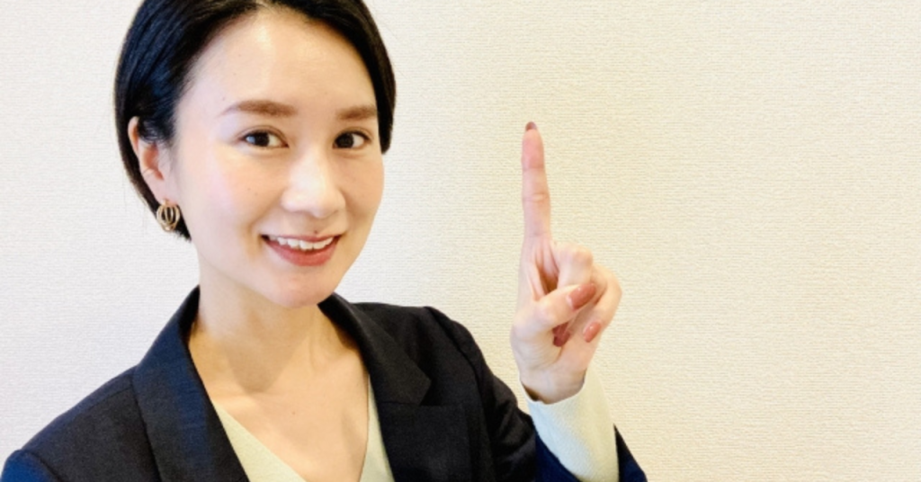 データ復旧専門業者を選ぶ際のポイントを教える女性のイメージ画像