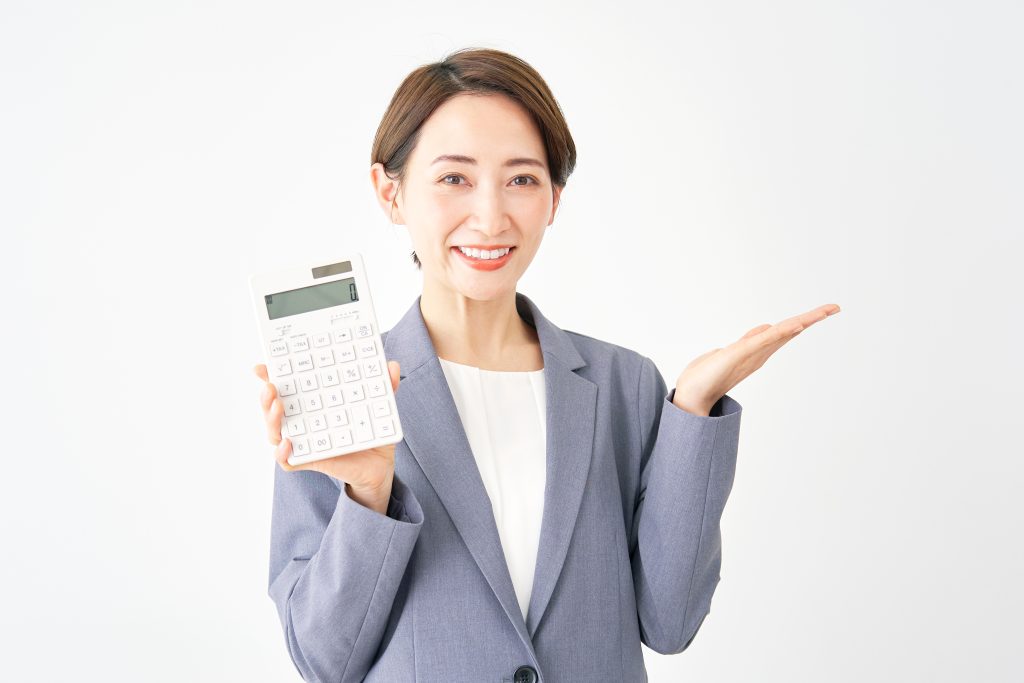 データ復旧の料金を案内する女性