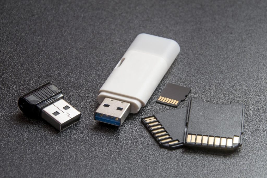 USBやSDカードなどの記憶媒体