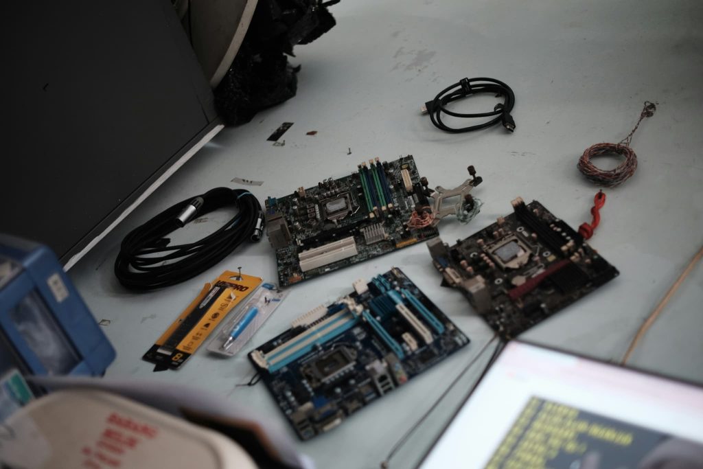 分解された修理が必要なHDD