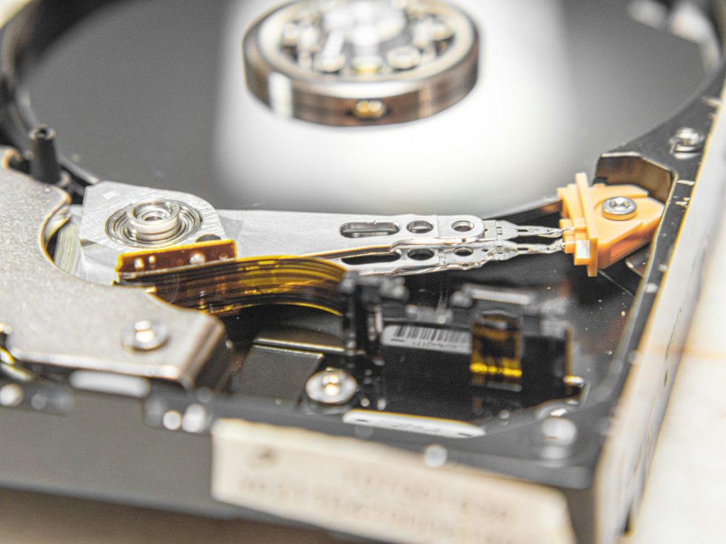 分解された寿命を迎えたHDD