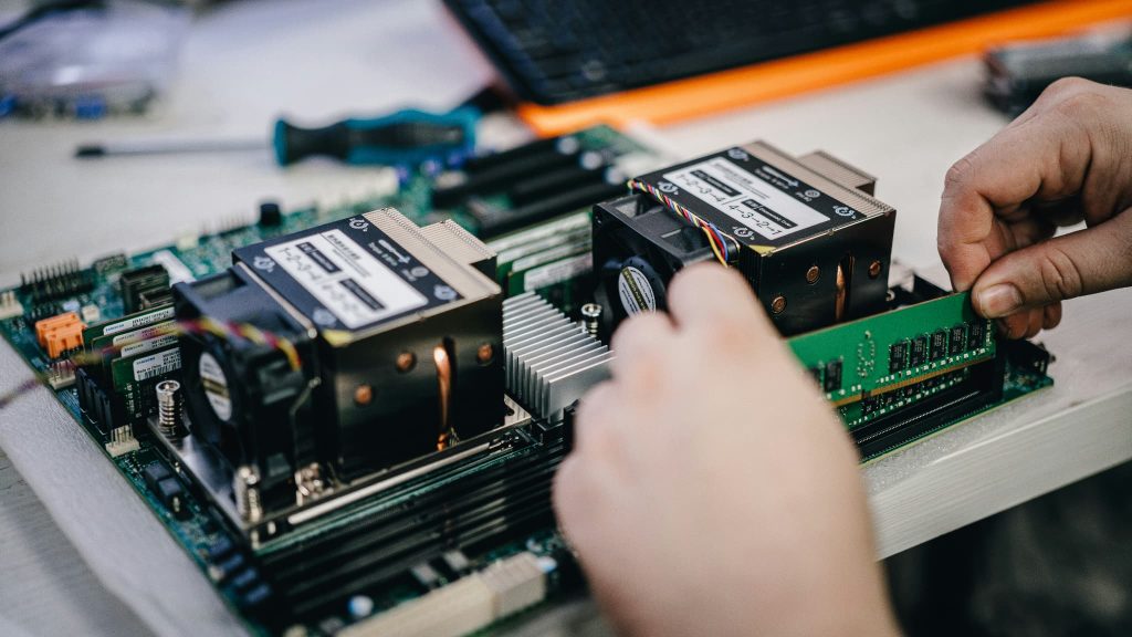 HDDのデータ復旧作業中の業者