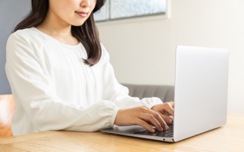 Macが外付けHDDを認識しないときに落ち着いて対処する様子