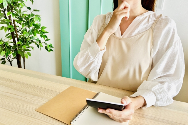 HDDからデータを取り出す際の見積もりを確認する女性