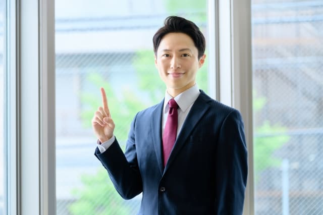 HDDのデータ取り出しに適したデータ復旧専門業者の選び方を教える男性