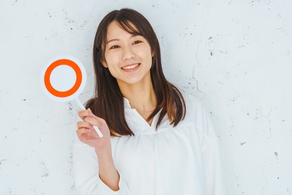 SDのデータ復旧は難易度は高いが実現可能であることをイメージさせる女性