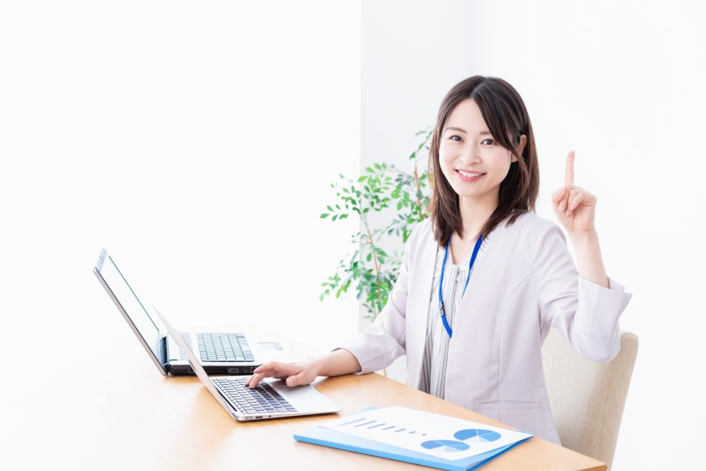 SSDのデータ復旧を自分で試す前に理解しておくことを示す女性