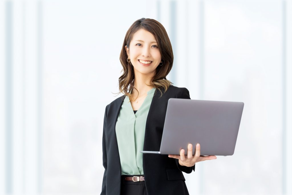SSDのデータ復旧専門業者の女性