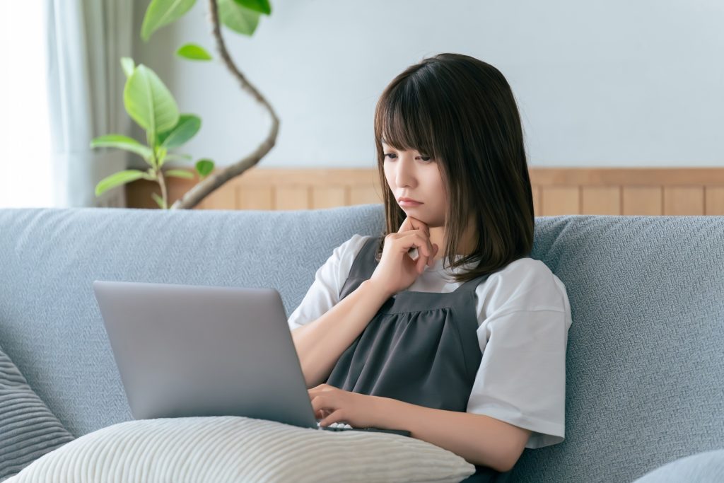 SSDの状態を確認する女性