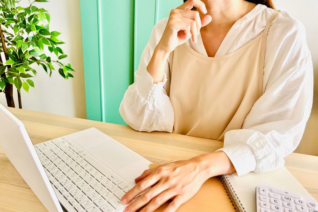 外付けSSDのエラーチェックをする女性