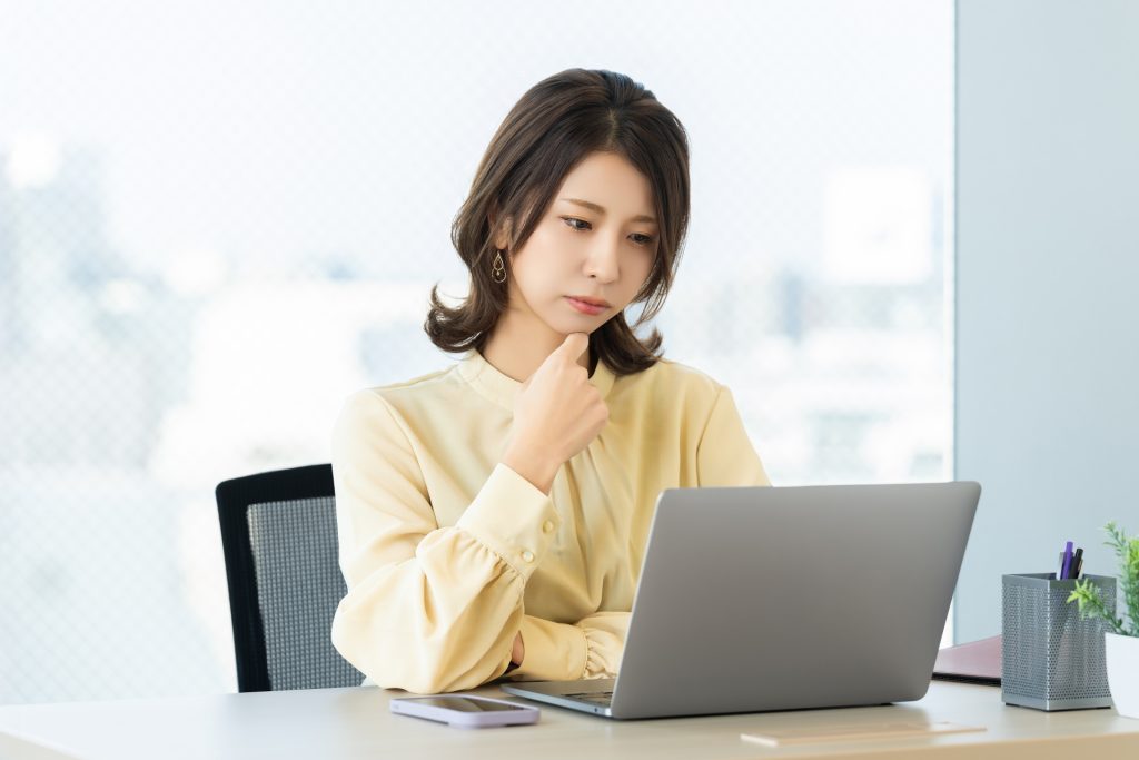 SSDのデータ復元を試みる女性