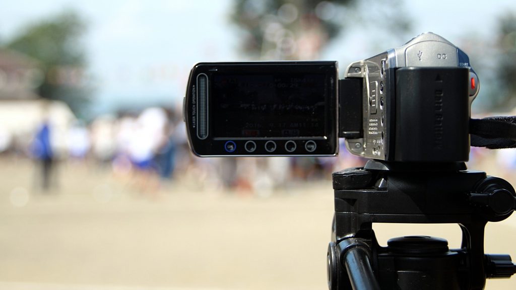 運動会などのイベント撮影中に故障したビデオカメラのデータ復旧と液晶画面の確認