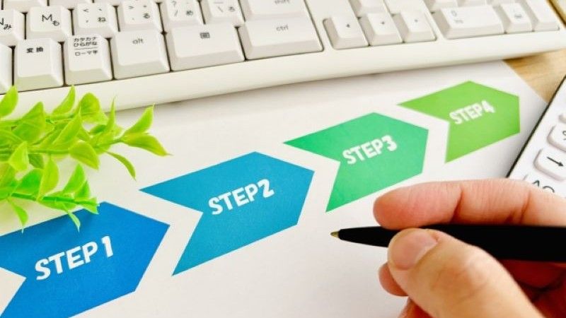 Macのデータ復旧の正しい対処法を説明するイメージとして、STEP1からSTEP4までの工程表をペンで確認している様子。