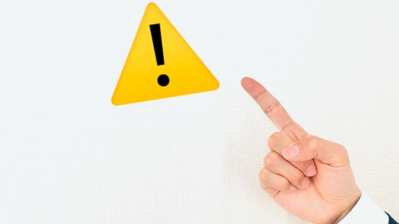 SSDの異常を示す警告マークと指差し。データ復旧を試す前に見直すべき重要な確認事項