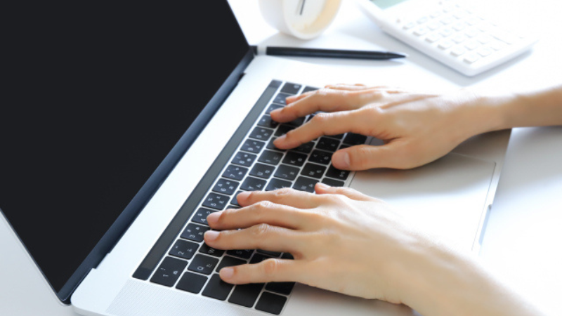 SSDの不具合を診断するために専用ツールで確認を行っている様子