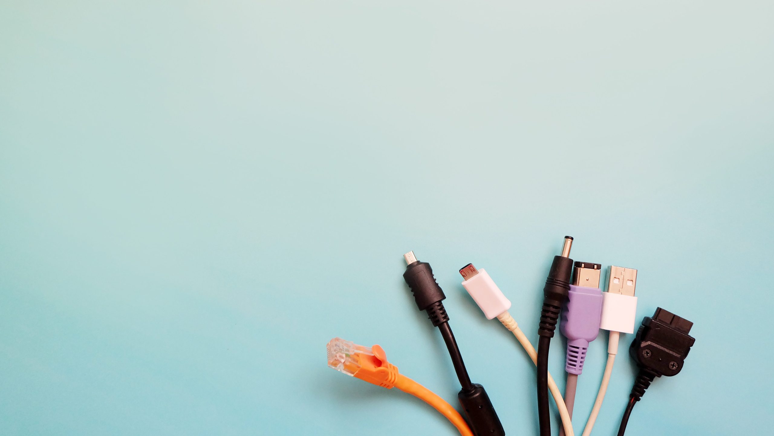 NASのデータ復旧を行う前にチェックすべき、LANケーブルなど接続環境を確認するための各種ケーブル