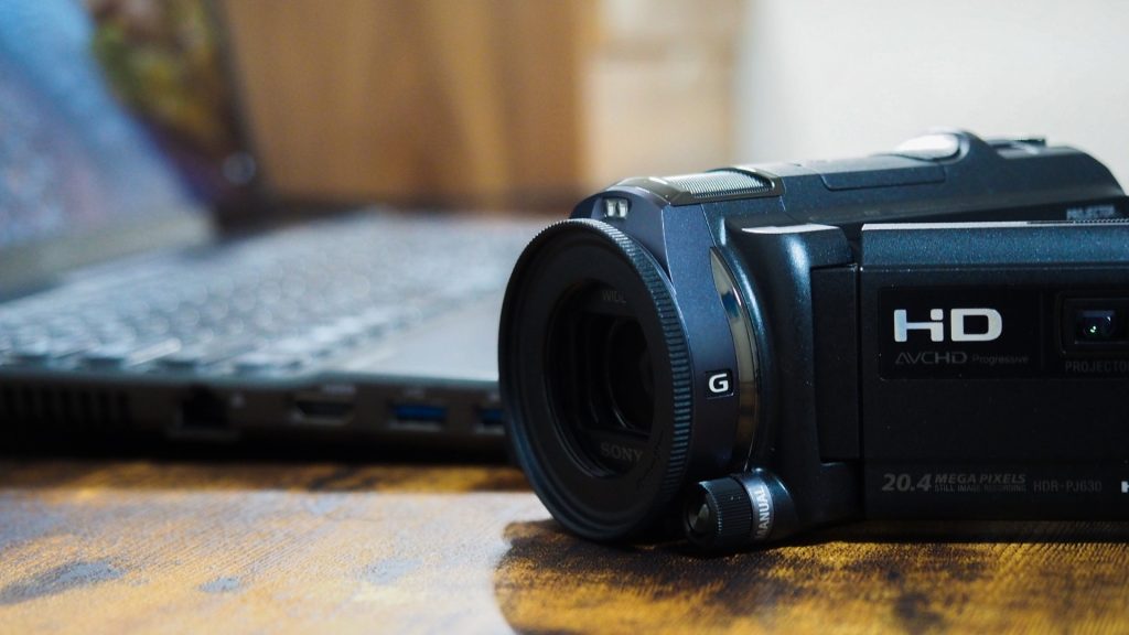 電源が入らない、または画面が映らない状態のSONY製ビデオカメラとデータ復旧作業の準備