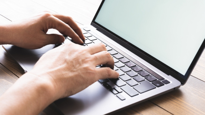 ノートパソコンを操作する様子。SSDの不具合を解消するために設定画面や復旧ソフトを確認する作業