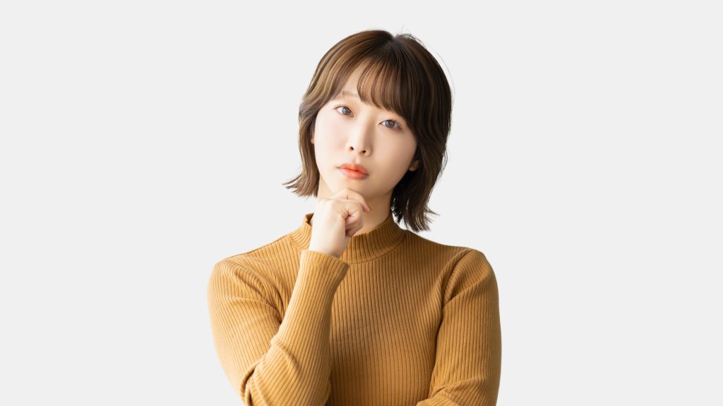 突然のRAID故障に直面し、データ復旧の難易度や成功率に不安を感じながら、今後の対応を検討している女性。