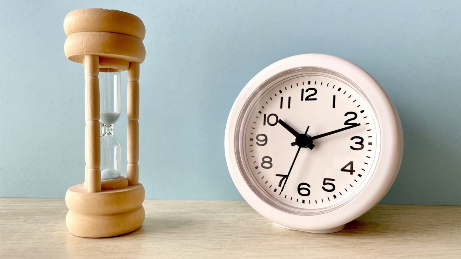 砂時計と時計。データ復旧作業にかかる時間とスピードを選定ポイントとして考慮する