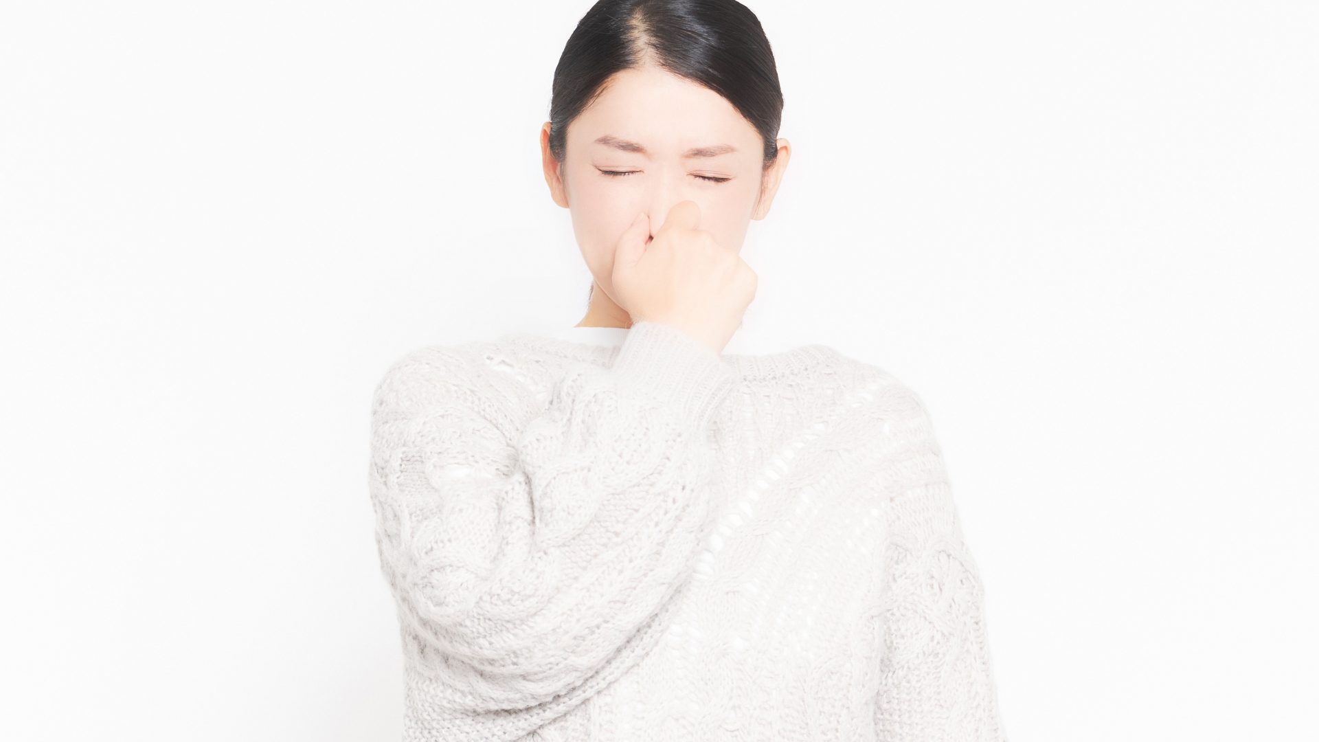 サーバー障害で発生した異臭に思わず鼻をつまむ女性