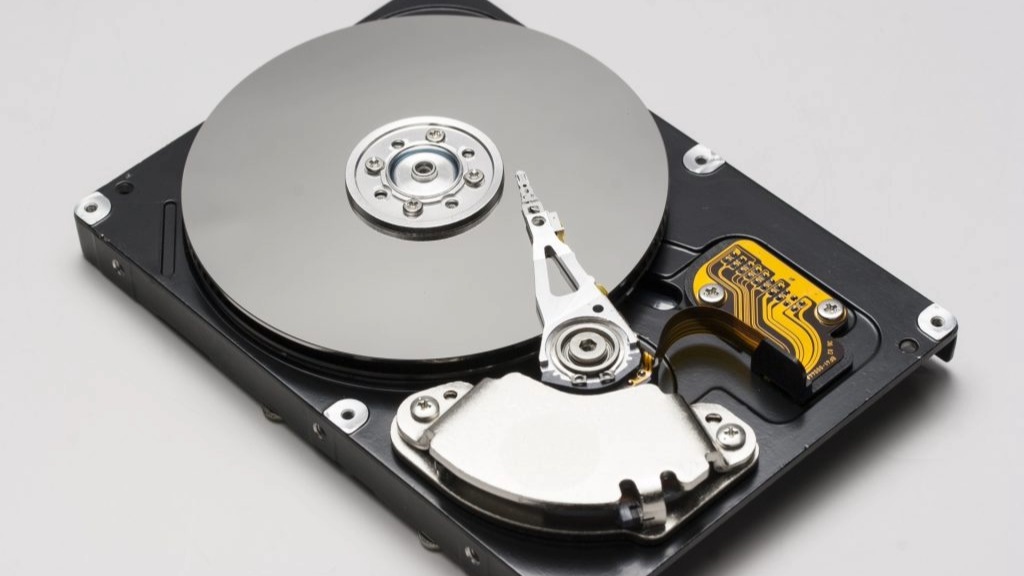 異音や異臭が発生したHDDの物理障害。データ取り出しが困難な重度故障の判断基準となる、ハードディスク内部のプラッタと磁気ヘッドの精密な構造