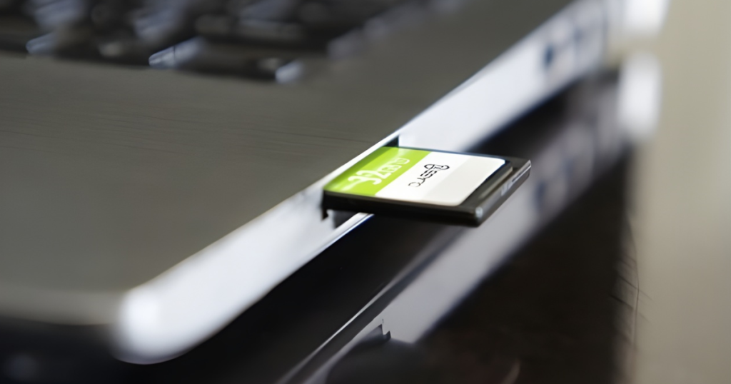 ノートPCのSDカードスロットにClass10のメモリーカードが正しく接続されている拡大図。