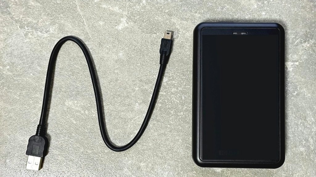 外付けHDDが認識されない原因を確認。パソコンとの接続に使用するUSBケーブルとポータブルハードディスク本体