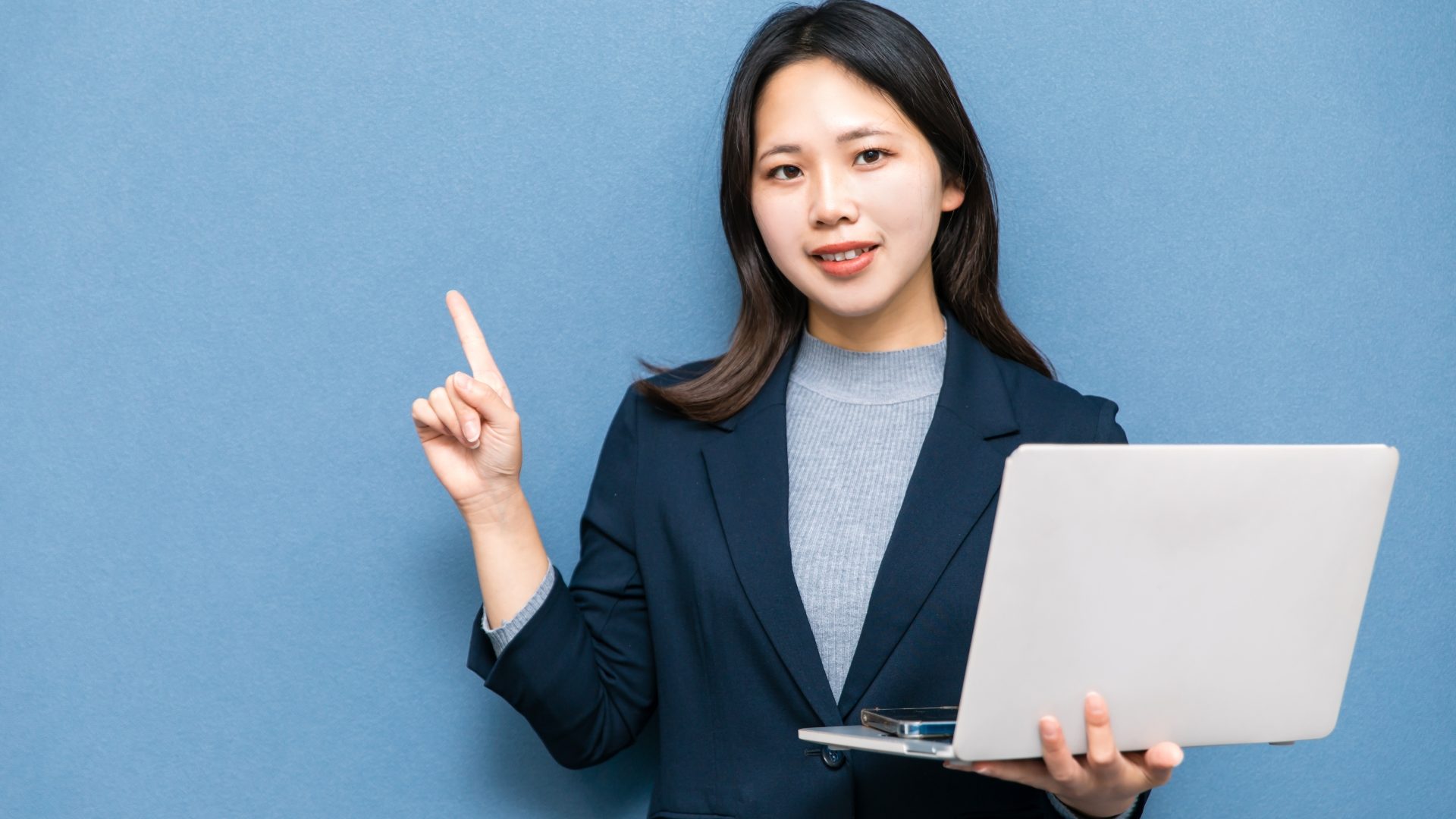 女性が人差し指を立ててポイントを説明。データ復旧業者選定の重要な注意点