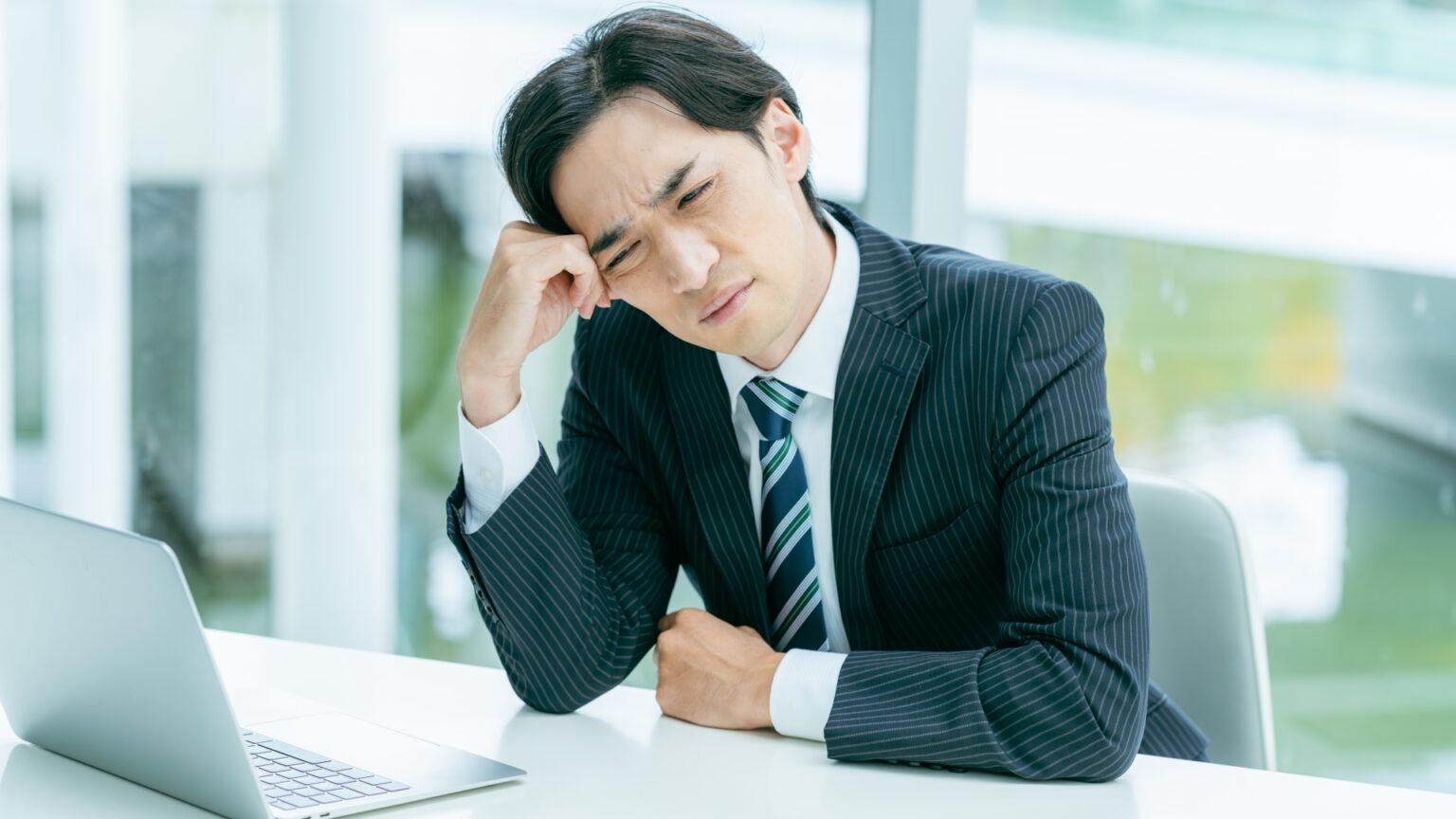 データ消失で困っているスーツ姿の男性。信頼できるデータ復旧専門業者の選定ポイント