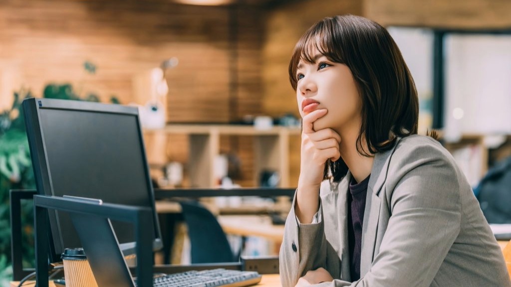 HDDの障害内容と復旧難易度に悩むユーザー。大切なデータの取り出しが自力で可能か、症状別の判断基準を前にして復旧方法を検討しているシーン