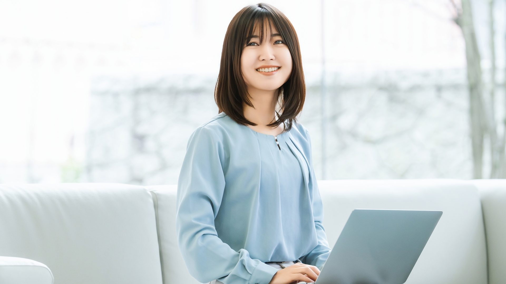 適切なサーバー復旧と復旧業者の選び方により、データが無事に戻り安心した笑顔の女性。