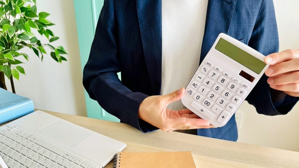 HDDデータ取り出しの費用を抑える方法。自力での復旧やソフト活用によって、専門業者に依頼するよりもコストを削減できるメリットを電卓で表現