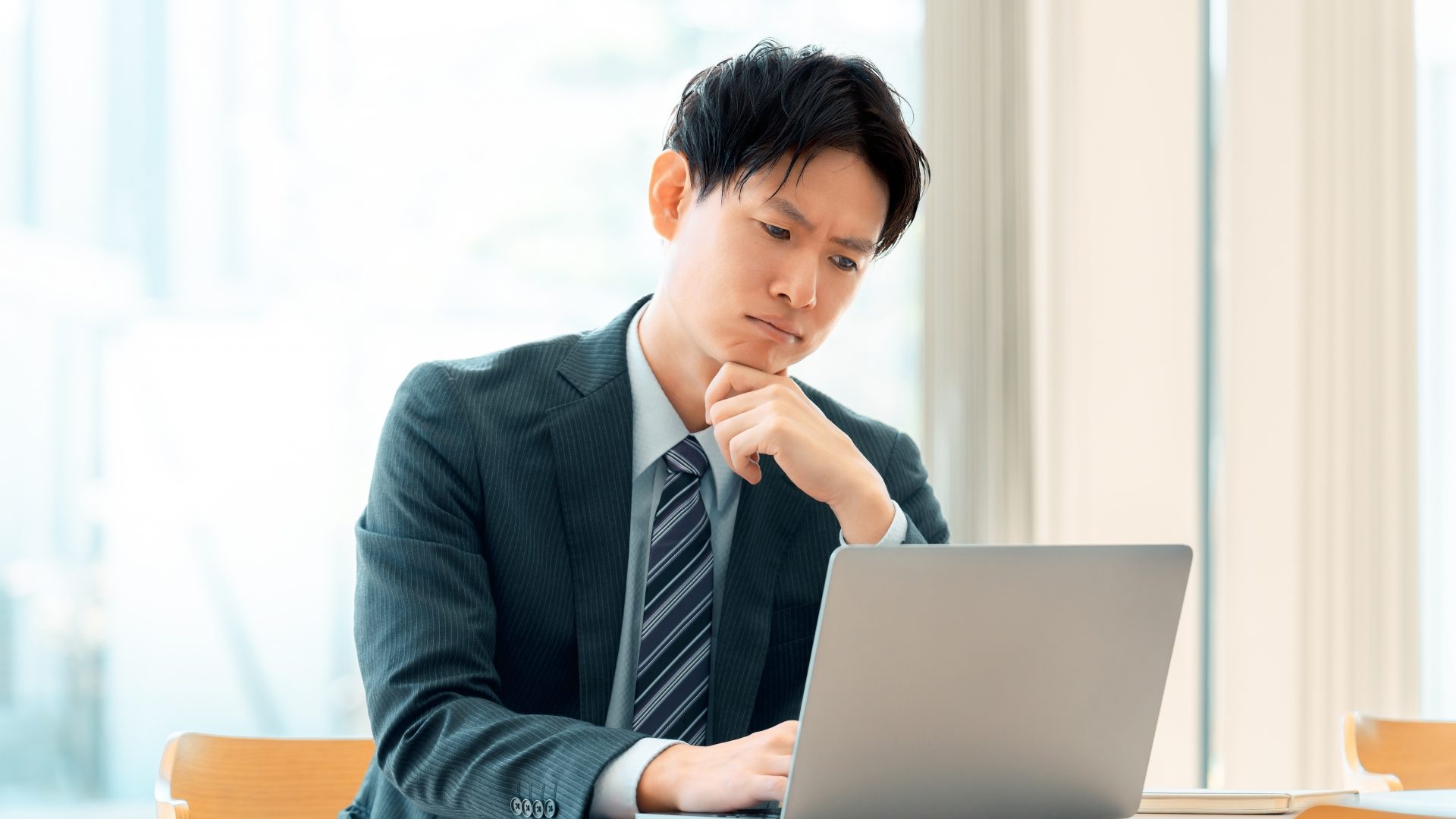 サーバー障害発生時、サーバーが一向に起動せず悩むビジネスパーソン。