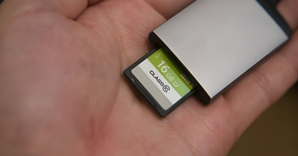 外付けUSBカードリーダーにSDカードを接続し、パソコンへ写真やデータを転送する方法。