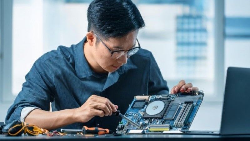 Macのデータ復旧でやってはいけない注意点として、自分で本体を分解・解体して基板を触るリスクを解説。