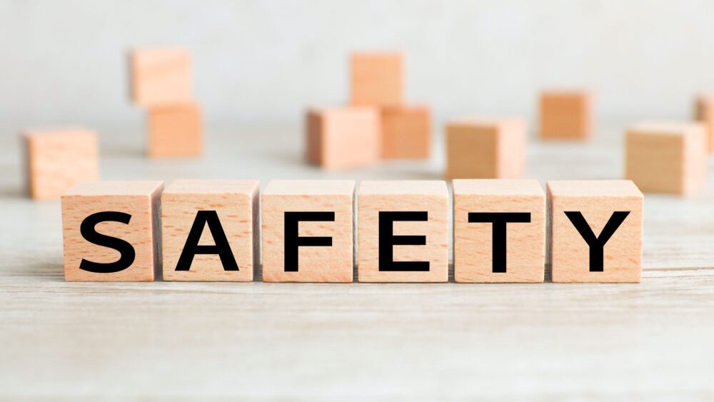 「SAFETY」と書かれた積み木。データ復旧における安全性と悪質業者を避ける選定ポイント