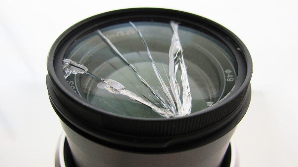 落下などの物理的損傷により、レンズのガラスが激しくひび割れたビデオカメラの状態