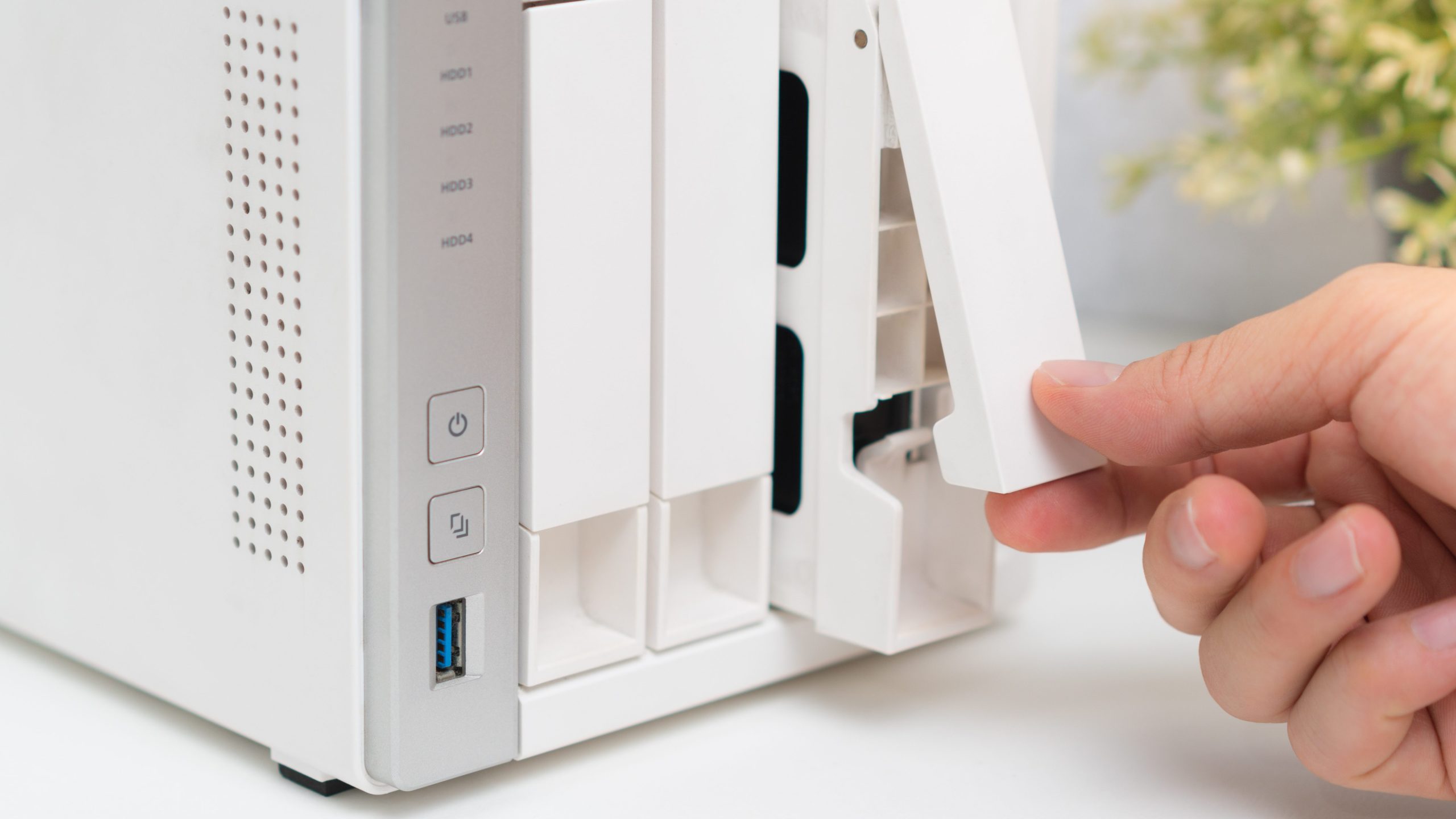 NASのデータ復旧の成功率を高めるために避けるべき、HDDの抜き差しや順番の入れ替えをしない様子