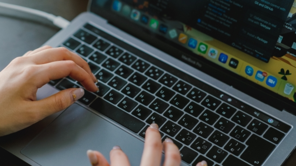 Macが外付けHDDを認識しない際の対処法として、キーボード操作でディスクユーティリティの起動や設定変更を試みる様子