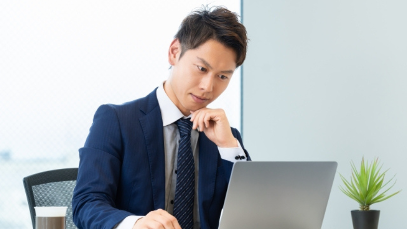 SSDの故障事例に基づき、最適な復旧方法を選択する様子