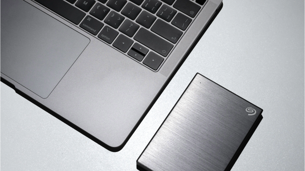 Macの横に置かれたSeagate製のポータブルHDD