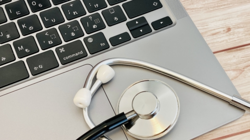 認識しない外付けHDDの状態を診断するため、Macのシステムチェックやディスクの修復機能を使って不具合の原因を特定するイメージ