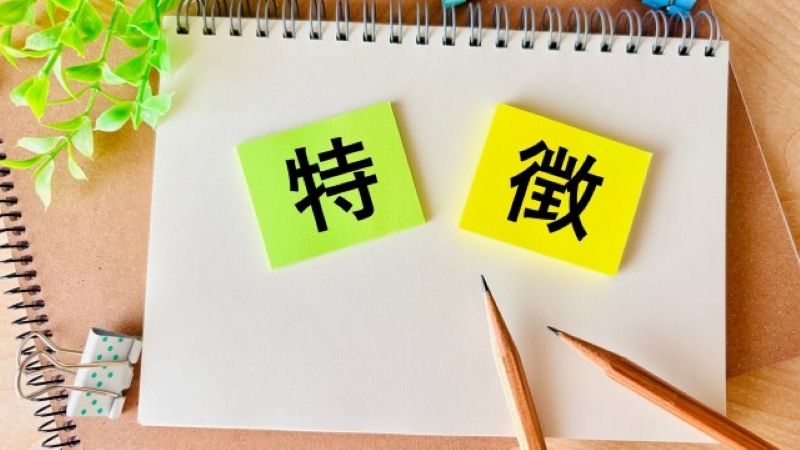 データ復旧業者の選び方で重要となる「特徴」を整理したノート。失敗しないためのチェックポイントを象徴。