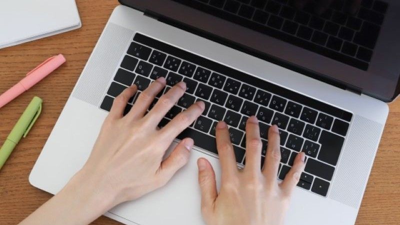 Mac対応のデータ復旧ソフトを操作し、失われたファイルを復元するためにキーボードでコマンドを入力している手元のアップ。