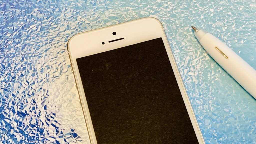 水没してデータにアクセスできなくなってしまったiPhoneのイメージ。データ復旧のために素早い対処が求められる。