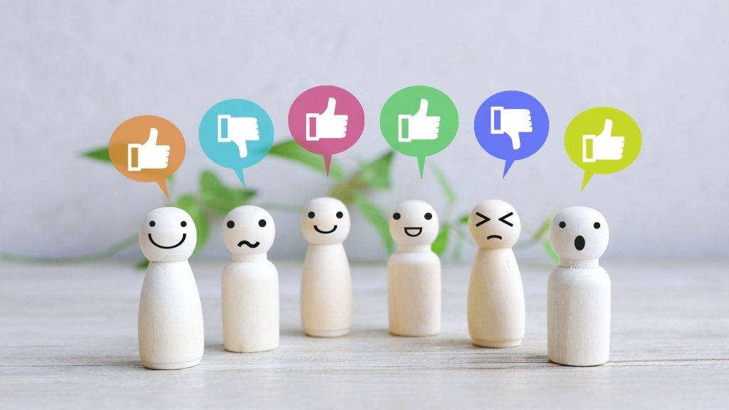 データ復旧専門業者に対する満足度や失敗例など、多様なユーザーの評価や感想を象徴するイメージ。