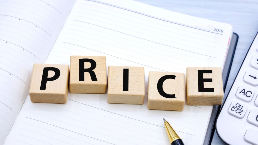 HDDの修理やデータ復旧の料金体系を確認して手帳や電卓、ペンを並べて予算を検討しているイメージ。